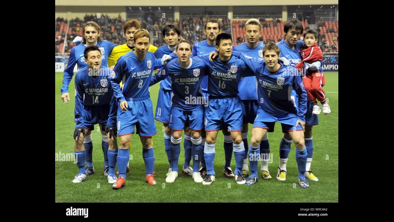 Cầu thủ Shanghai Shenhua nỗ lực chặn đứng đối thủ từ Beijing Guoan Cầu thủ Shanghai Shenhua nỗ lực chặn đứng đối thủ từ Beijing Guoan