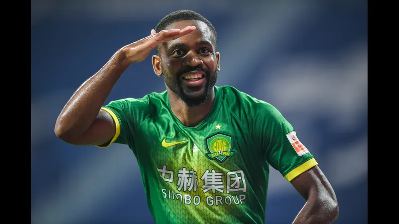 Cầu thủ Shanghai Shenhua băng qua sân với bóng Cầu thủ Shanghai Shenhua băng qua sân với bóng