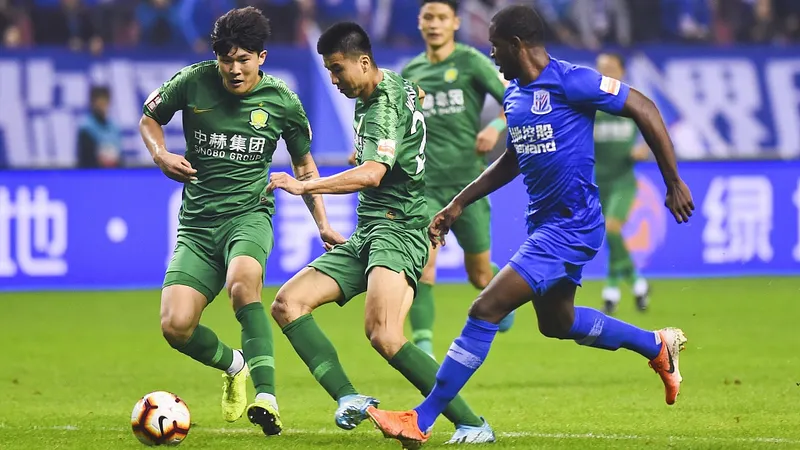 Cầu thủ Shanghai Shenhua đang tung cú sút mạnh vào khung thành của Beijing Guoan Cầu thủ Shanghai Shenhua đang tung cú sút mạnh vào khung thành của Beijing Guoan
